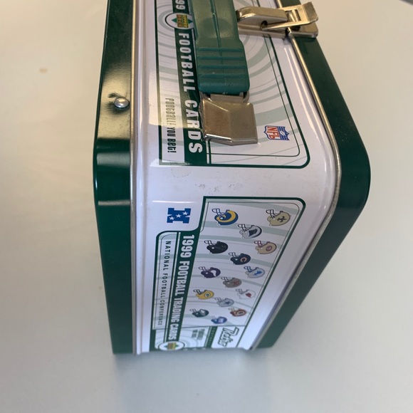 pristine condition of a metal lunch box - Picture 4 of 4